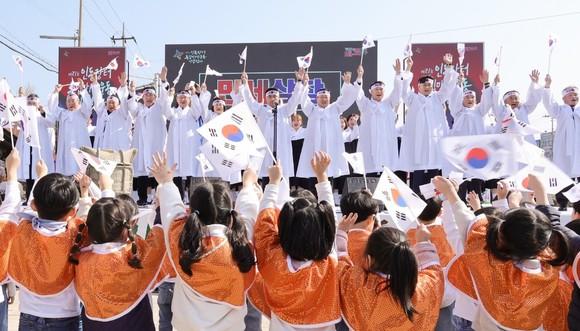 이장우 대전시장은 15일 동구 만세로 광장에서 열린 제21회 인동장터 독립만세운동 기념행사에 참석해 참석자들과 함께 만세삼창 퍼포먼스를 하고 있다. ⓒ 대전시