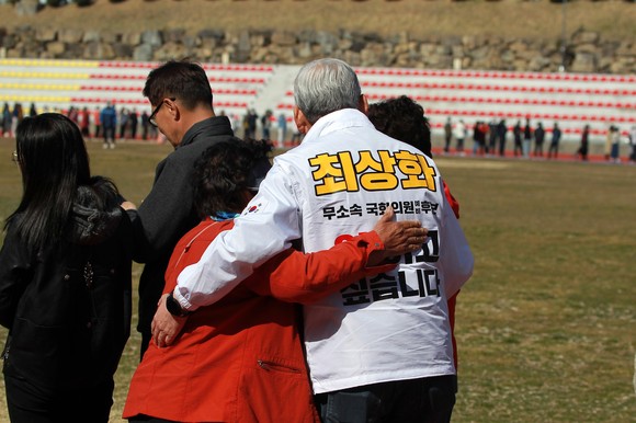 나무나누어주기 행사에서 지역주민이 무소속 최상화 후보를 안주고 있다. ⓒ 프라임경제