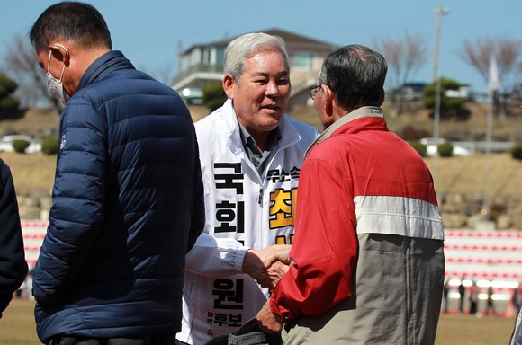 무소속 최상화 후보가 지역주민의 애로사항을 청취하고 있다. ⓒ 프라임경제