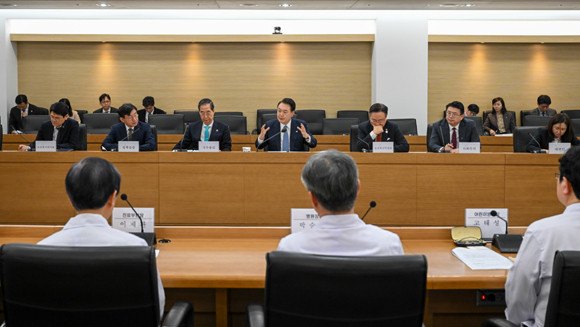 이날 간담회는 당초 예정된 시간의 2배 넘는 시간 동안 계속됐고, 윤 대통령은 시간에 구애받지 않고 의료진들과 충분한 시간을 갖고 대화를 이어나갔다. ⓒ 연합뉴스
