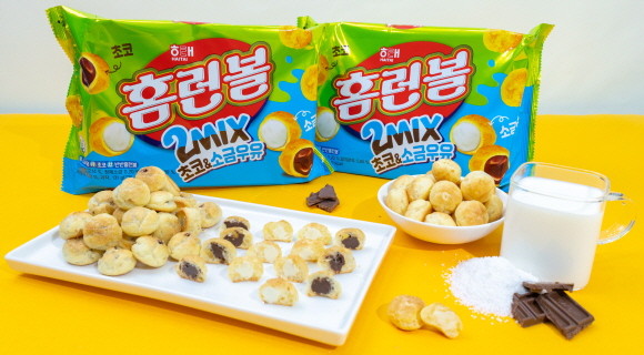 해태제과는 달콤함과 짭짤함을 한 번에 담은 '홈런볼 2MIX'를 출시한다. © 해태제과