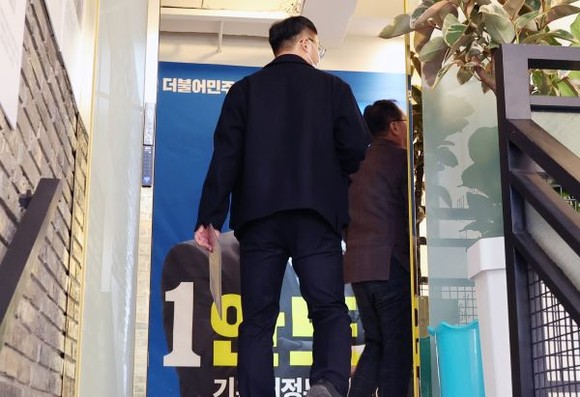 광주경찰청 반부패경제범죄수사대는 19일 오전 공직선거법 위반 혐의로 고발된 더불어민주당 광주 동남을 안도걸 예비후보 선거 캠프 등에 대한 압수수색을 실시했다. 사진은 수사관이 캠프 사무실로 들어가는 모습. ⓒ 연합뉴스