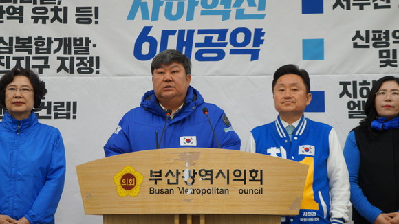 총선과 함께 치러지는 사하구 제2선거구 시의원 보궐선거에 나서는 전원석 예비후보 ⓒ 박비주안 기자