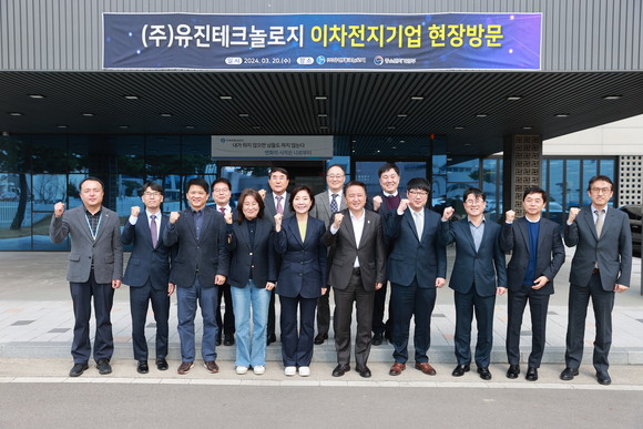 오영주 중소벤처기업부 장관(왼쪽에서 다섯 번째)이 20일 충북 청주 유진테크놀로지에서 열린 '지역특화 프로젝트 레전드 50+ 충북지역 간담회'를 마치고 김영환 충북도지사를 비롯한 참석자들과 기념 촬영을 하고 있다. ⓒ 중소벤처기업부