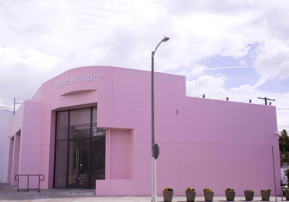 '피피비스튜디오스'가 LA 대표 패션 거리인 멜로즈 애비뉴에 자사 뷰티렌즈 브랜드 하파크리스틴의 플래그십 스토어를 오픈했다. © 피피비스튜디오스