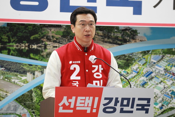 강민국 진주시·을 후보가 선관위에 후보등록을 마치고 필승을 다짐하는 기자회견을 하고 있다. ⓒ 프라임경제