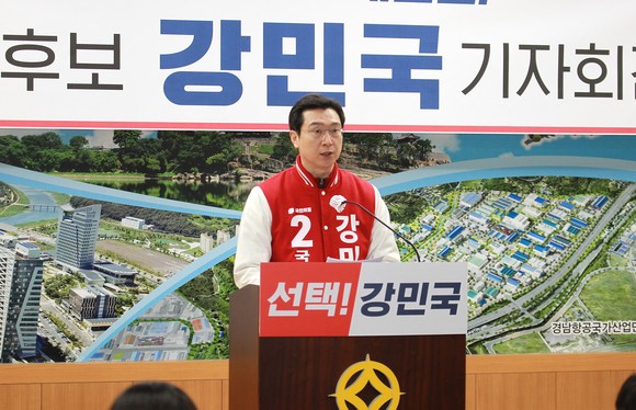 진주시·을 강민국 후보가 선관위에 등록을 마치고 필승을 다짐하는 기자회견을 하고 있다. ⓒ 프라임경제