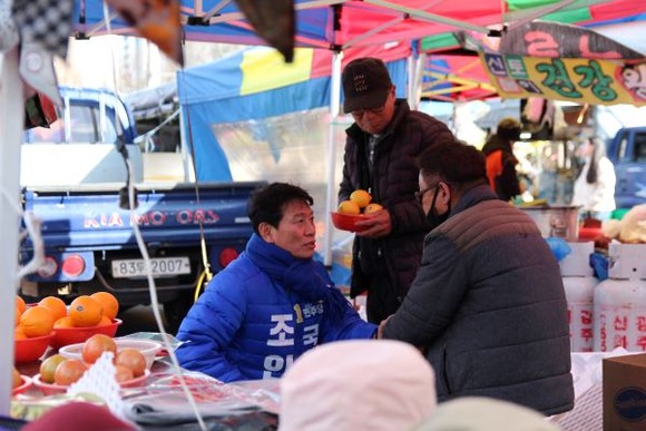 조인철 더불어민주당 광주 서구갑 후보가 서구 양동시장에 상인들을 만나고 있다. ⓒ 조인철 더불어민주당 광주 서구갑 후보 선거사무소