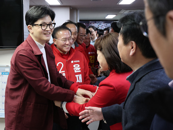 한동훈 국민의힘 비상대책위원장이 21일 서문시장 상인들과 인사하고 있다. ⓒ 연합뉴스
