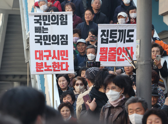 대구 중구 서문시장에서 한동훈 국민의힘 비상대책위원장의 방문을 앞두고 '국민의힘 빼는 국민의짐 대구시민 분노한다'라는 손팻말이 걸려 있다. ⓒ 연합뉴스