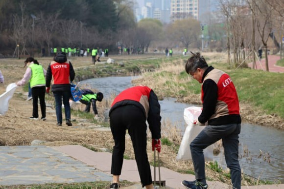 롯데마트와 슈퍼 샤롯데봉사단이 성내천 주변 플로깅 활동을 하는 모습 ⓒ 롯데마트·슈퍼