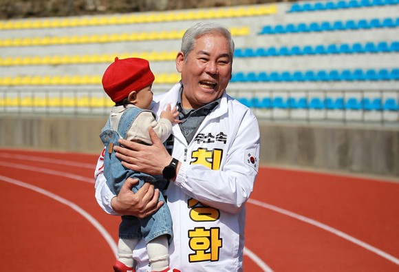 최상화 사천·남해·하동 국회의원 무소속 후보가 아이를 안고 밝게 웃고 있다. ⓒ 프라임경제