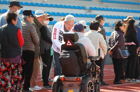 사천·남해·하동 최상화 무소속 후보가 지역민의 애로사항을 청취하고 있다. ⓒ 프라임경제