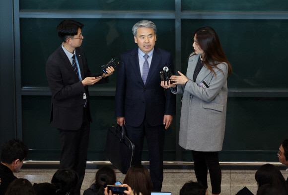 이종섭 주호주대사가 지난 21일 인천 영종도 인천국제공항 제1터미널을 통해 귀국해 취재진 질문에 답하고 있다. ⓒ 연합뉴스