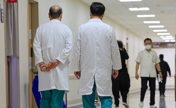 전국의과대학교수협의회가 정부의 의대 증원 철회를 촉구하며, 25일부터 주 52시간 근무, 중환자 및 응급환자 진료를 위한 외래진료 축소를 예정대로 진행한다고 밝혔다. © 연합뉴스