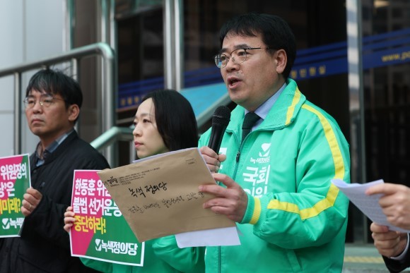 25일 서울 서대문구 경찰청 앞에서 김종민 녹색정의당 정책본부장이 한동훈 국민의힘 비상대책위원장의 불법선거운동 관련 고발장 접수에 앞서 고발 취지를 설명하고 있다. ⓒ 연합뉴스