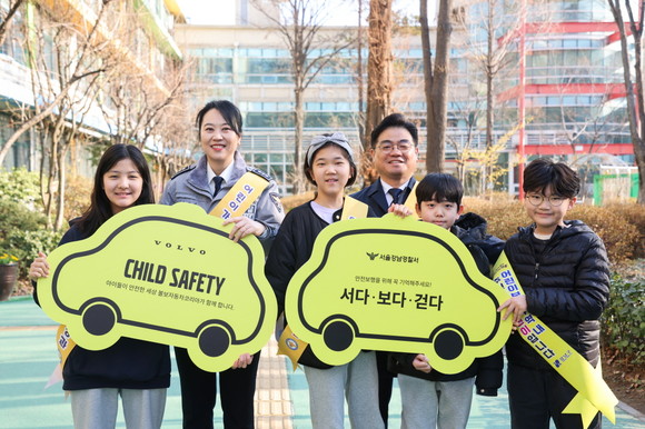 볼보자동차코리아가 지난 21일 서울 강남구 언북초등학교에서 '어린이 등굣길 교통안전 캠페인'에 참여했다. ⓒ 볼보자동차코리아
