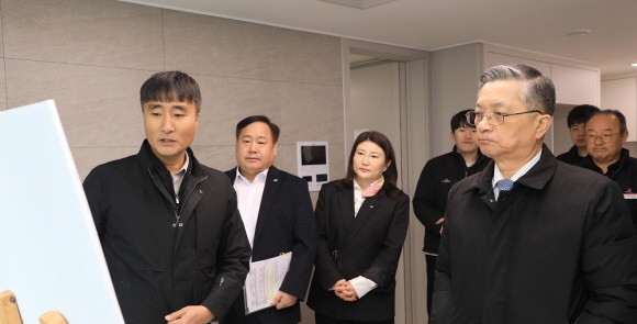 이한준 LH 사장이 고양장항지구 최초 입주 신혼희망타운을 점검하고 있다. Ⓒ LH