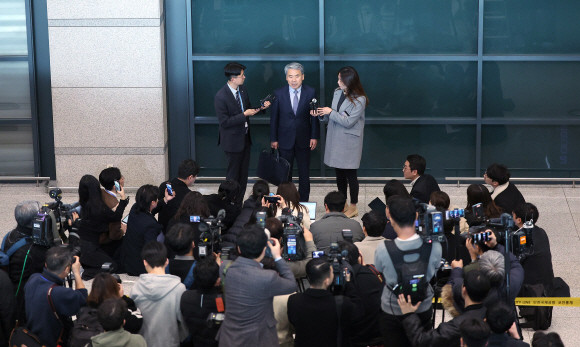 이종섭 주호주대사가 지난 21일 인천 영종도 인천국제공항 제1터미널을 통해 귀국해 취재진 질문에 답하고 있다. ⓒ 연합뉴스