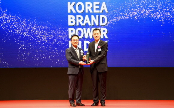 지난 26일 서울 장충동 신라호텔에서 열린 2024년 제26차 한국산업의 브랜드파워 인증식에서 이상훈 현대엘리베이터 CFO(오른쪽)가 한수희 한국능률협회컨설팅 대표이사로부터 상패를 수상하고 있다. ⓒ 현대엘리베이터