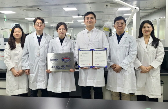 SK이노베이션 환경과학기술원 구성원들이 RoHS 국제공인시험기관 자격 인증 획득을 소개하고 있다. ⓒ SK이노베이션