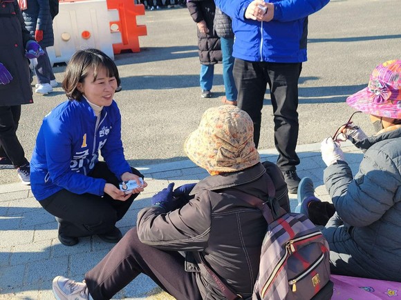 주민들을 만나고 있는 더불어민주당 박인영 금정구 후보. ⓒ 박인영 캠프 제공