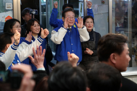 이재명 더불어민주당 대표가 27일 충북 충주시 무학시장을 방문했다. ⓒ 연합뉴스
