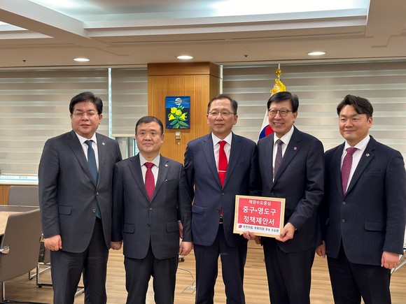 조승환 후보는 지역구 선출직 의원들과 함께 지난 26일 부산시청을 찾아 박형준 시장에게 중·영도구 정책 제안서를 제출했다. ⓒ 조승환 캠프 제공