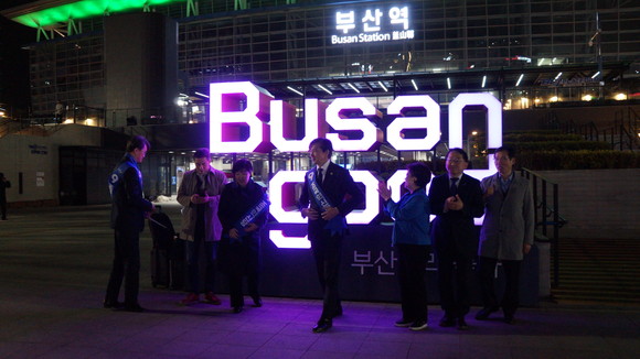 28일 0시 조국혁신당 비례대표 후보자들과 함께 인사하는 조국 당대표. ⓒ 박비주안 기자