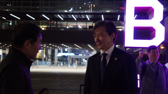 28일 0시 부산의 지지자를 만나 이야기 나누는 조국혁신당 조국 당대표. ⓒ 박비주안 기자