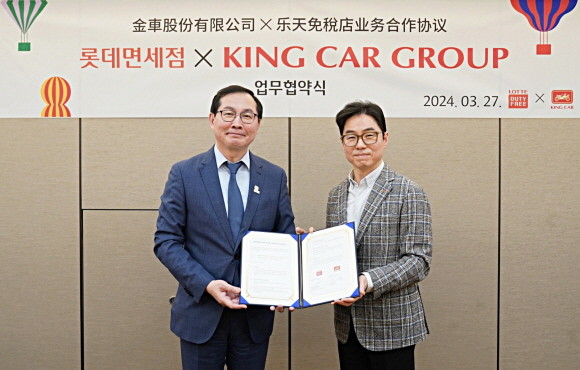 롯데면세점이 '카발란'의 제조사 킹카그룹과 전략적 업무협약을 체결하며 카발란 위스키 판로 확대에 나섰다. 사진은 지난 27일 오후 서울 중구 롯데면세점 본사에서 이승국 롯데면세점 상품본부장(사진 오른쪽)과 알버트 리 킹카그룹 대표이사가 MOU를 마치고 기념 촬영을 하는 모습. © 롯데면세점