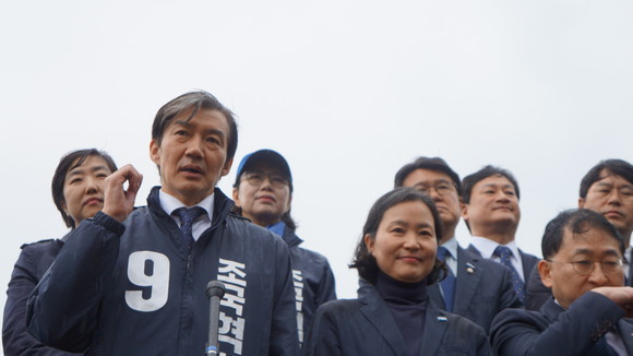 조국혁신당 조국 대표는 28일 해운대 동백섬에서 우중 창당 기자회견을 가졌다. ⓒ 박비주안 기자