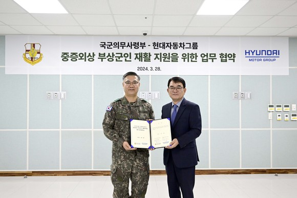 왼쪽부터 국군의무사령관 하범만 준장, 기아 특수사업부장 김익태 전무가 기념촬영을 하는 모습. ⓒ 현대자동차그룹