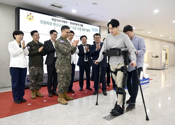 현대차그룹 연구원이 엑스블 멕스(X-ble MEX)를 시연하는 모습. ⓒ 현대자동차그룹