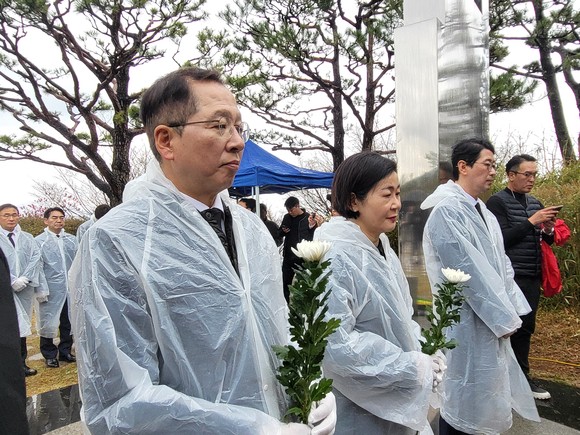 국민의힘 부산시당은 총선 출정식 장소로 대청공원 충혼탑에 이어 민주공원을 찾아 '민주화'를 강조했다. ⓒ 박비주안 기자