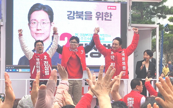 28일 강북구청 앞에서 진행된 전상범 국민의힘 강북갑 국회의원 후보(사진 왼쪽) 출정식에서 전 후보, 한동훈 국민의힘 비상대책위원장(사진 가운데), 박진웅 국민의힘 강북을 국회의원 후보가 잡은 손을 들어 보이고 있다. ⓒ 프라임경제