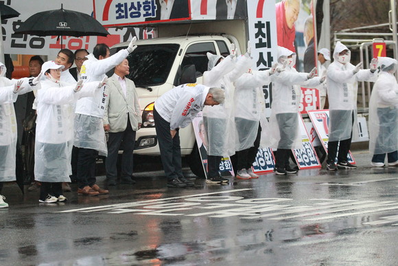 무소속 최상화 후보가 출정식에서 거리 인사를 하고 있다. ⓒ 프라임경제