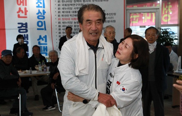 최상화 후보, 손경란 배우자가 하동지역 배상춘 씨를 눈물로 맞이하고 있다. ⓒ 프라임경제