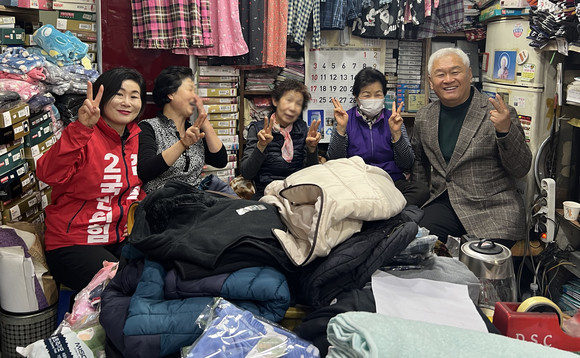 고인범 배우도 29일 연제구 김희정 후보 지원 유세를 도왔다. ⓒ 김희정 캠프