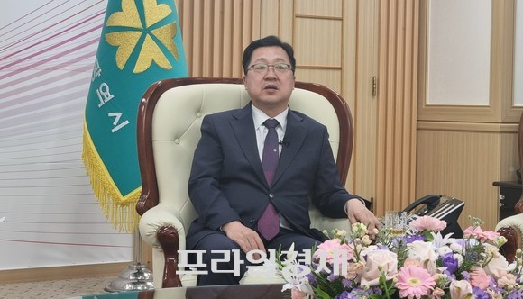 지난 26일 시청 접견실에서 인터뷰를 하고 있는 이장우 대전시장. ⓒ 프라임경제