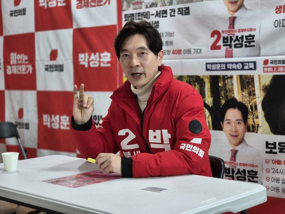 국민의힘 박성훈 북구을 후보가 지역구의 현안과 핵심공약을 설명하고 있다. ⓒ 박성훈 후보 캠프