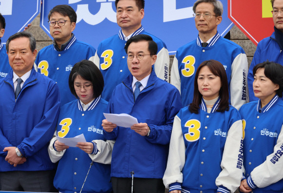 지난달 28일 국회 본청 앞 계단에서 열린 더불어민주연합 총선 필승 출정식에서 윤영덕 공동대표가 발언하고 있다. ⓒ 연합뉴스