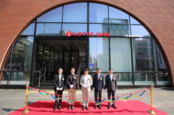 2일 송파구 삼전동에 위치한 롯데GRS 신 사옥 'GRS 79 SQUARE' 개소식에서 롯데GRS 황문호 사외이사 차우철 대표이사와 최성민 노동조합위원장과 신동권 사외이사 이황 전 사외이사(왼쪽부터) 등이 기념촬영을 하고 있는 모습. © 롯데GRS
