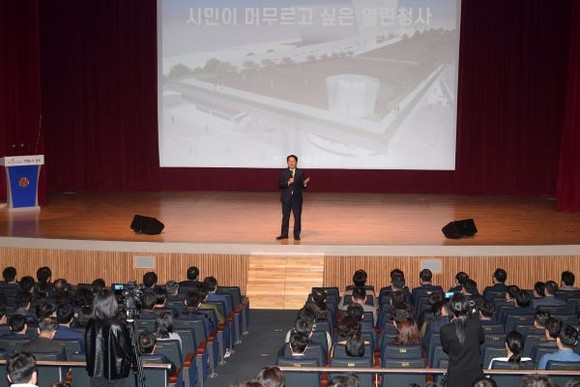 강기정 광주광역시장이 2일 오전 시청 대회의실에서 열린 4월중 정례조회에 참석해 시청사 개청 20주년을 맞아 시민과 함께하는 열린청사 추진방향을 설명하고 있다. ⓒ 광주광역시