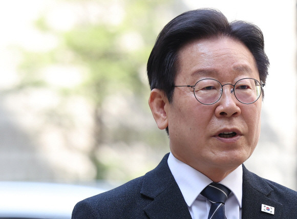 이재명 더불어민주당 대표가 2일 오전 서울 서초구 서울중앙지법에서 열린 '대장동 배임·성남FC 뇌물' 관련 1심 속행 공판에 출석하며 발언하고 있다. ⓒ 연합뉴스