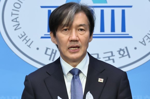 조국 조국혁신당 대표가 2일 국회 소통관에서 비례대표 선거운동 제한 위헌법령 헌법소원 청구와 관련한 기자회견을 하고 있다. ⓒ 연합뉴스
