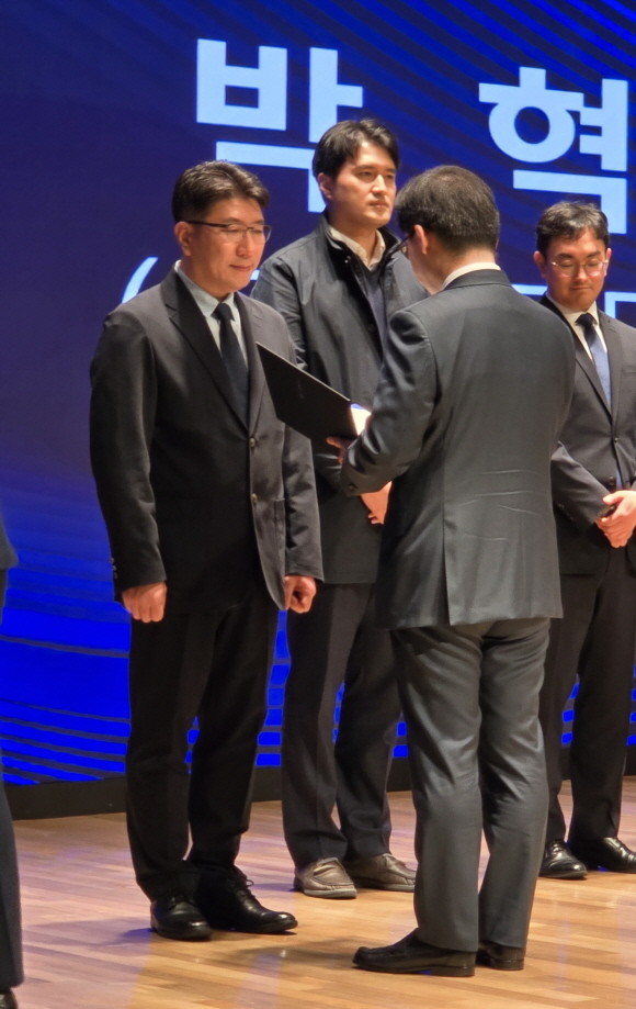 1일 개최된 제23회 공정거래의 날 기념행사에서 종근당 박혁진 이사보가 한기정 공정거래위원장으로부터 표창을 받고 있다. © 종근당