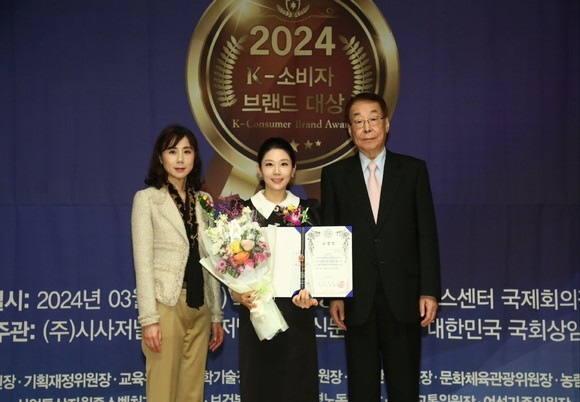신유아 유 스피치커뮤니케이션 대표(가운데)가 지난달 28일 '2024년 소비자품질대상-소비자브랜드 대상' 수상 후 기념촬영하고 있다. ⓒ 유 스피치커뮤니케이션