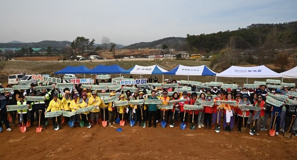 박정현 부여군수는 지난 2일 임천면 칠산리에서 제79회 식목일을 기념하는 나무 심기 행사를 개최 후 단체 기념촬영을 하고 있다. ⓒ 부여군
