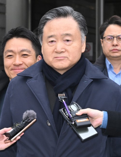 주식 저가매도 혐의로 기소된 허영인 SPC그룹 회장이 2월2일 1심에서 무죄를 선고받고 서초구 서울중앙지법을 나서고 있다. ⓒ 연합뉴스